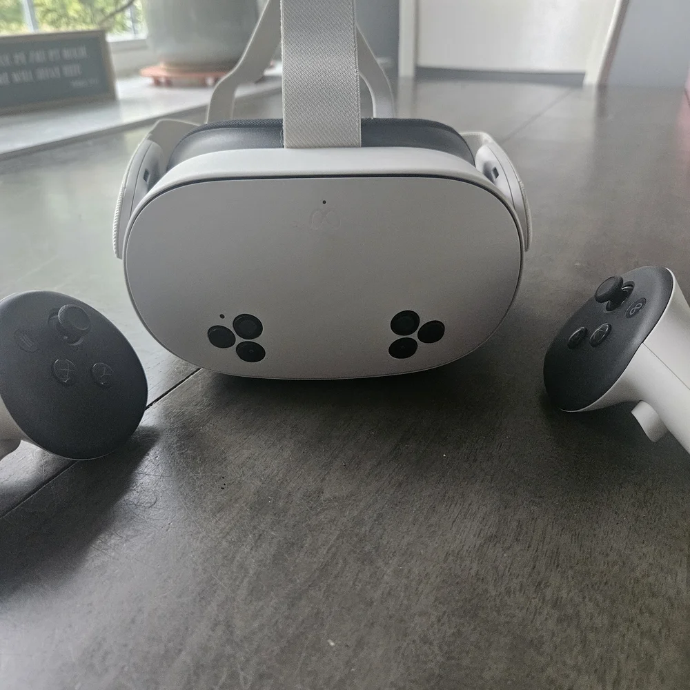 VR Headset with Controllers - White